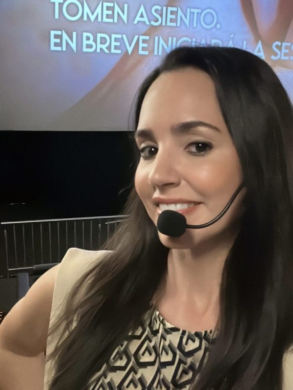 Una foto de Iraya Trujillo en una ponencia